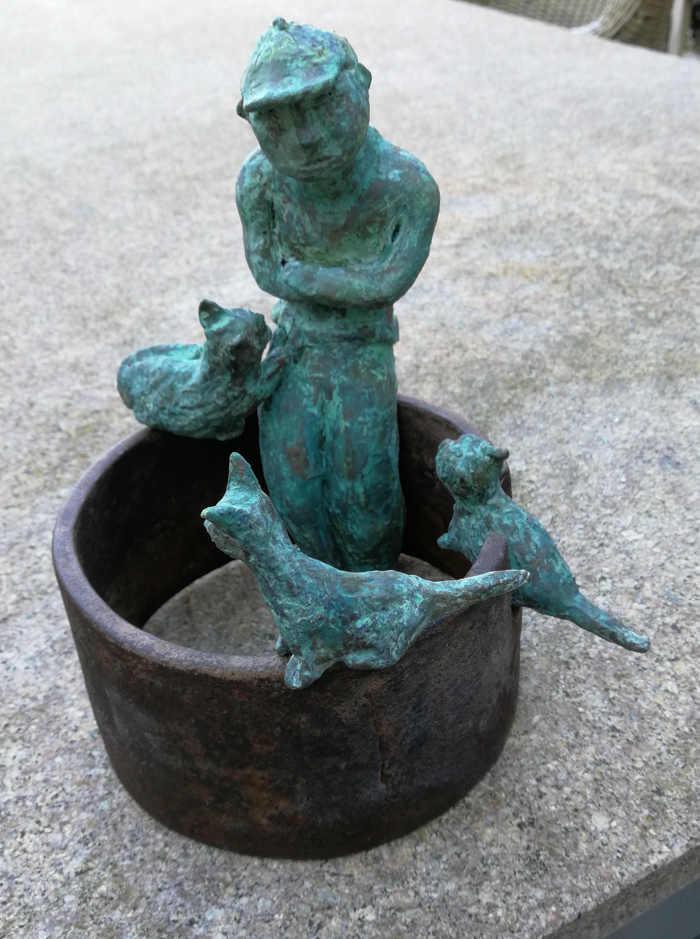 the man with his adorable cats (keramiek groene patina 25 op 17 cm diameter)