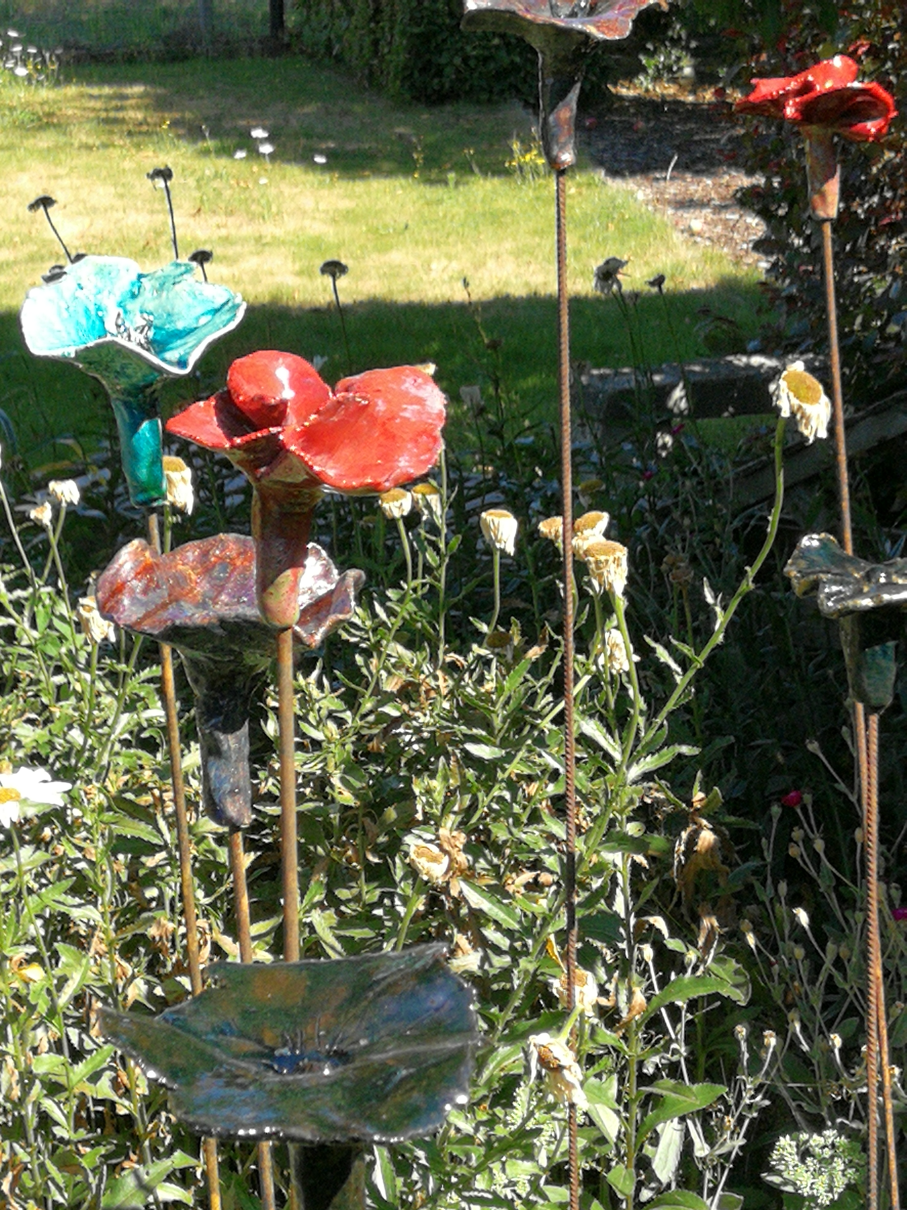 bloemen in keramiek geglazuurd op ijzeren steel