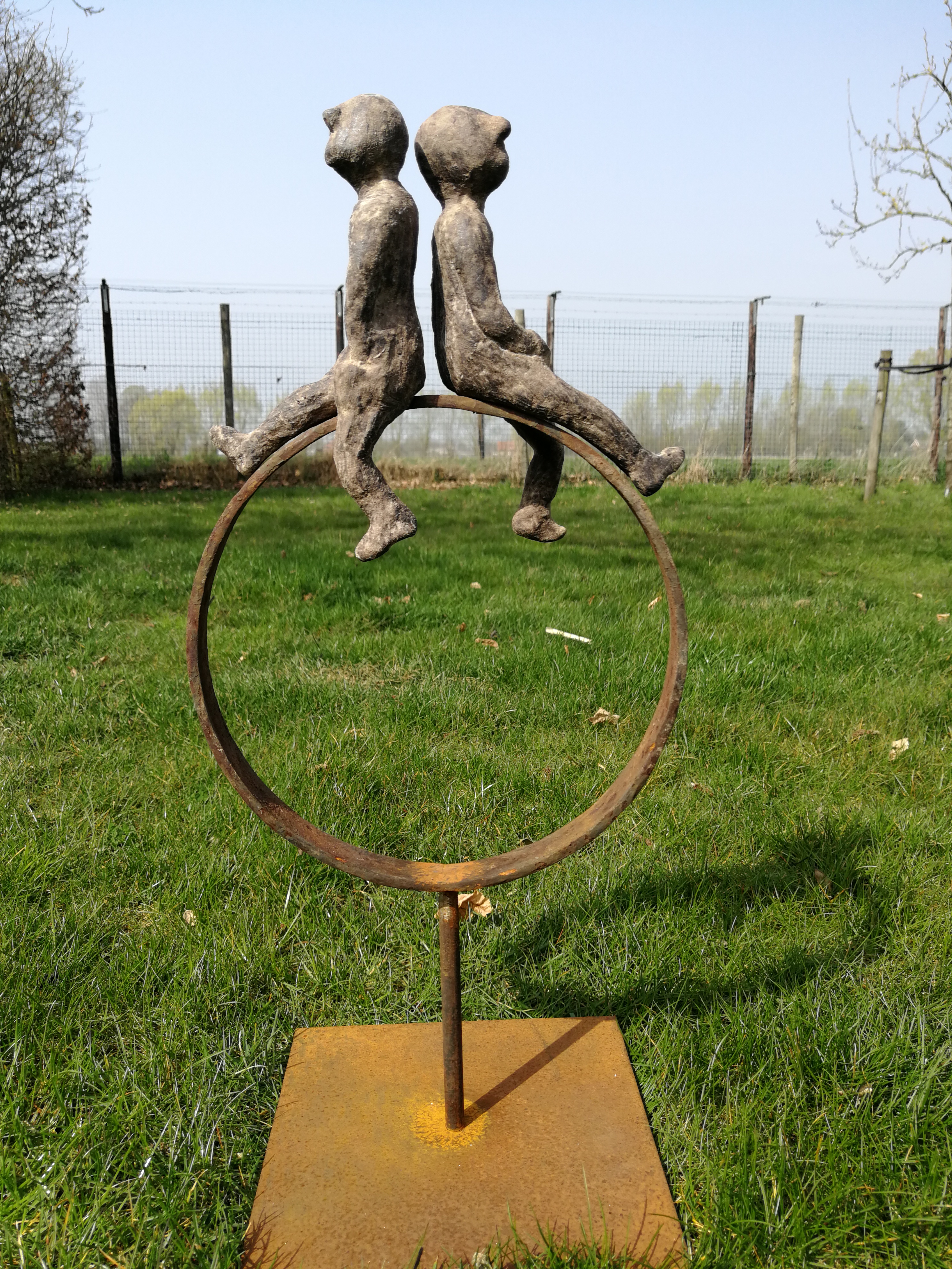 looking for birds in the sky (keramiek geglazuurd 51 cm op 24 cm diameter)