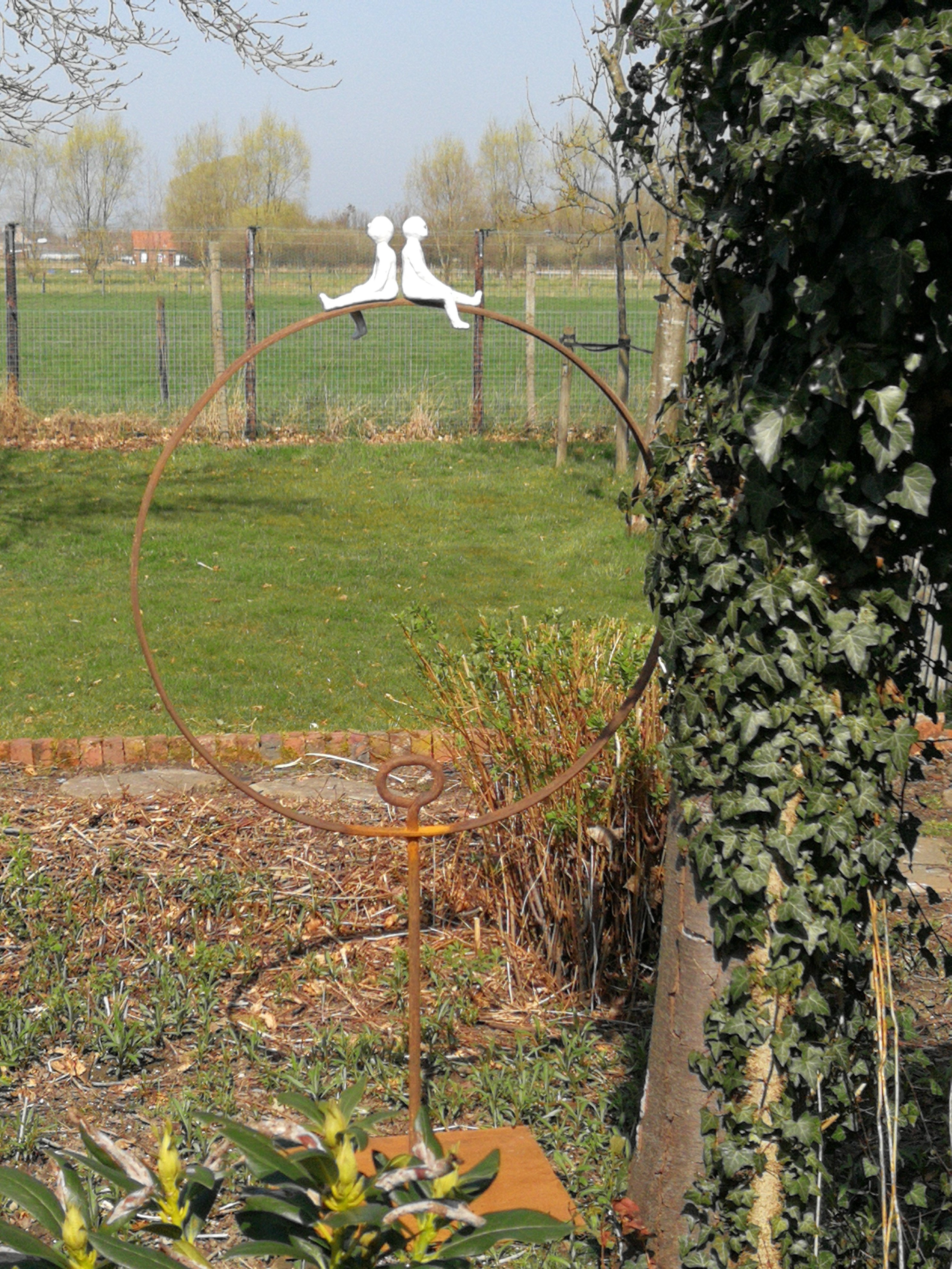 Enjoy the landscape (keramiek op ijzeren staander 165 cm h op 90 cm diameter)