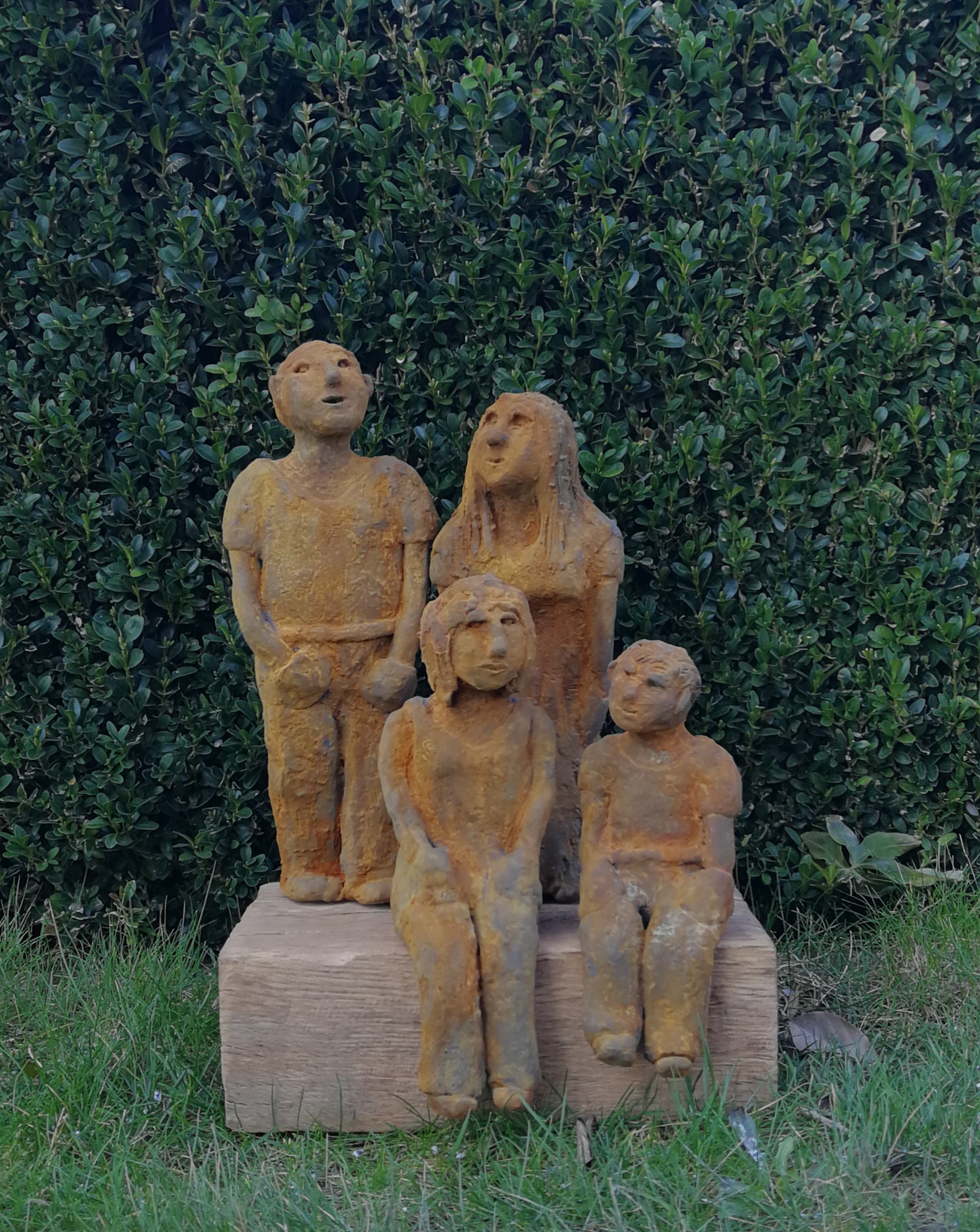 Family (keramiek ironlook 22cm op 34 cm h  incl. eiken blok)
