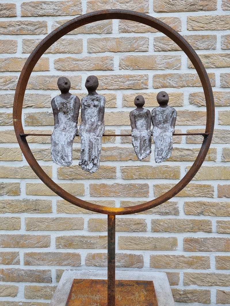 familie keramiek met geglazuurde kledij diameter 50 op 80 cm h