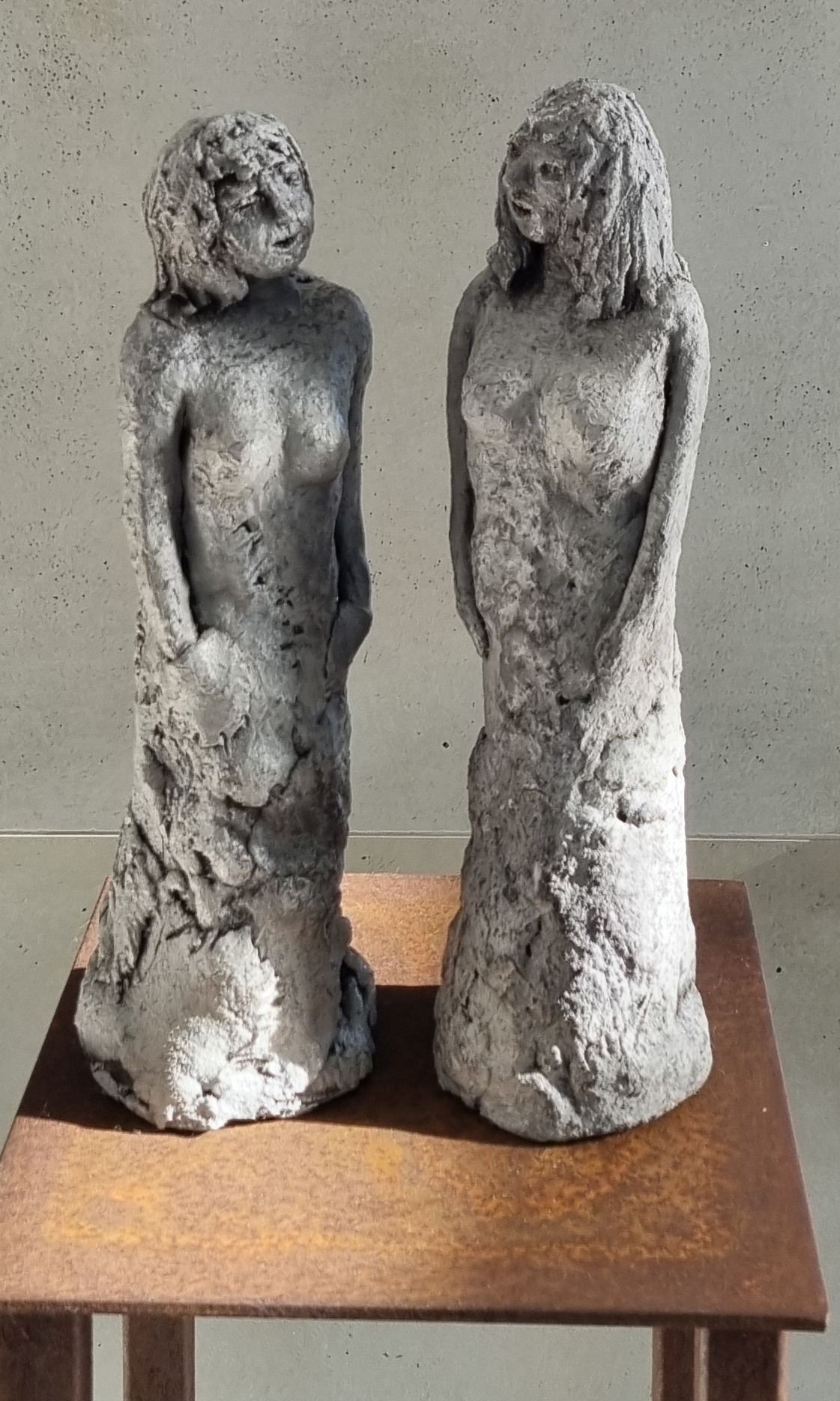 meisjes (keramiek 2x11 op 33 cm h)